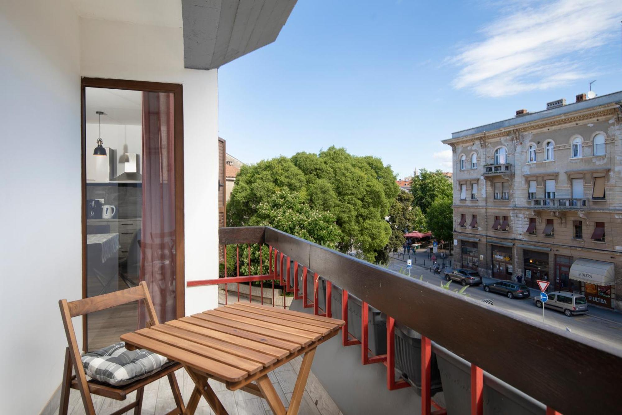 City Market Apartments Pula Extérieur photo