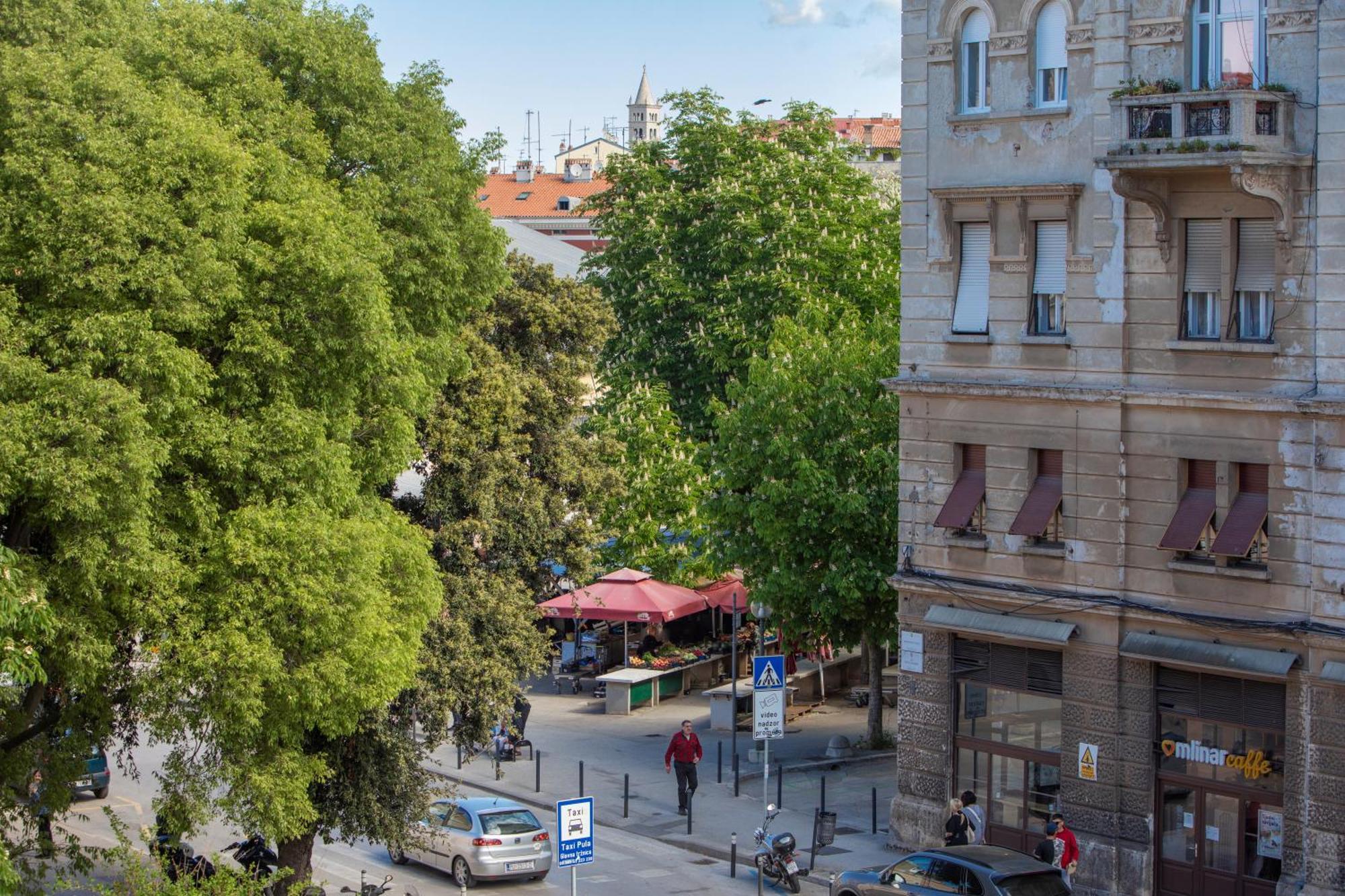 City Market Apartments Pula Extérieur photo