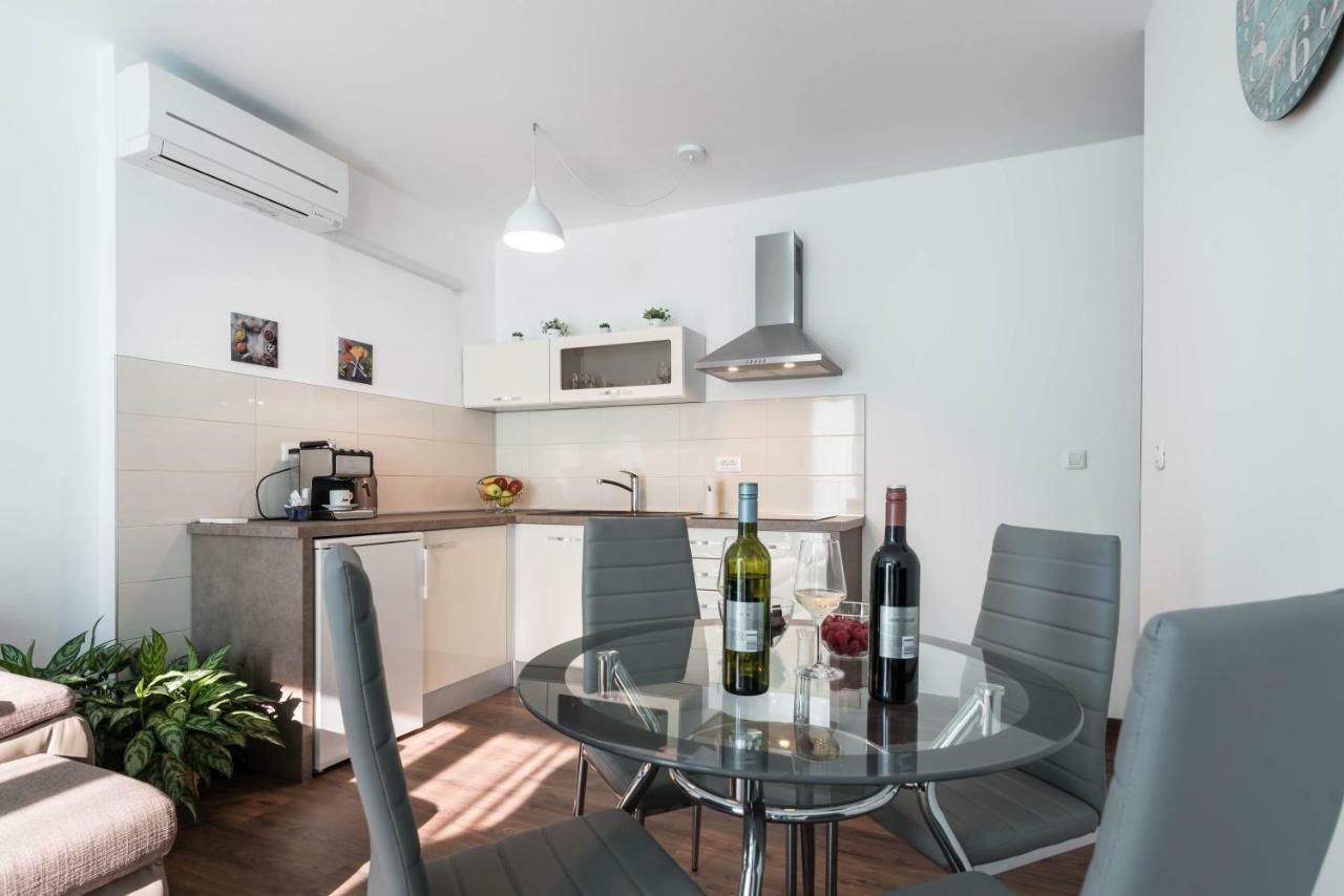 City Market Apartments Pula Extérieur photo