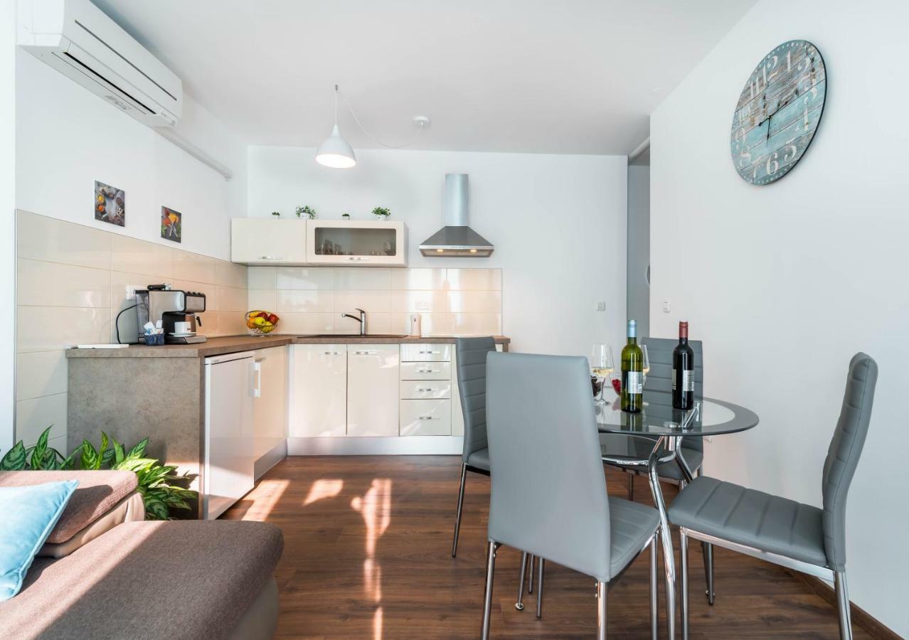 City Market Apartments Pula Extérieur photo